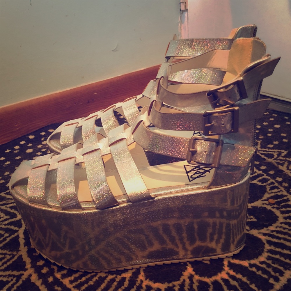 YRU holographic gladiator platform